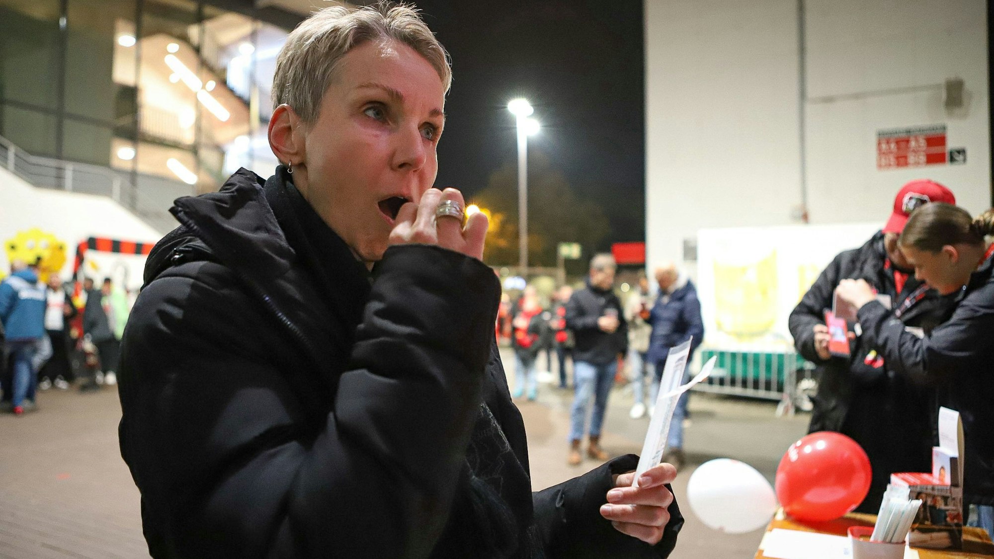 Iris Vater während der Typisierung in der BayArena.