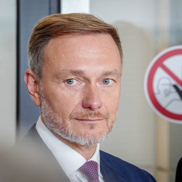 ARCHIV - 29.10.2024, Berlin: Christian Lindner (FDP), Bundesminister der Finanzen und FDP-Parteivorsitzender, steht nach dem Treffen seiner Fraktion mit Wirtschaftsverbänden im Reichstagsgebäude auf der Fraktionsebene des Bundestags neben einem Halte-Hinweisschild. (zu dpa: «Neues Lindner-Papier könnte Diskussion über Ampel anheizen») Foto: Kay Nietfeld/dpa +++ dpa-Bildfunk +++