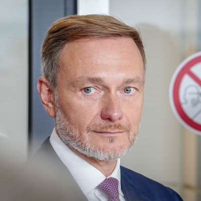 ARCHIV - 29.10.2024, Berlin: Christian Lindner (FDP), Bundesminister der Finanzen und FDP-Parteivorsitzender, steht nach dem Treffen seiner Fraktion mit Wirtschaftsverbänden im Reichstagsgebäude auf der Fraktionsebene des Bundestags neben einem Halte-Hinweisschild. (zu dpa: «Neues Lindner-Papier könnte Diskussion über Ampel anheizen») Foto: Kay Nietfeld/dpa +++ dpa-Bildfunk +++