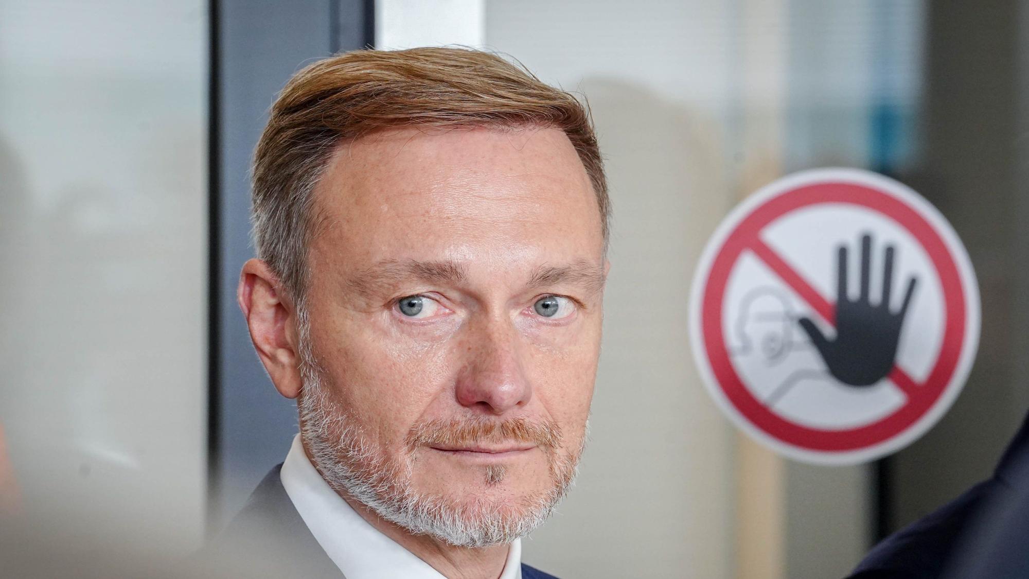 ARCHIV - 29.10.2024, Berlin: Christian Lindner (FDP), Bundesminister der Finanzen und FDP-Parteivorsitzender, steht nach dem Treffen seiner Fraktion mit Wirtschaftsverbänden im Reichstagsgebäude auf der Fraktionsebene des Bundestags neben einem Halte-Hinweisschild. (zu dpa: «Neues Lindner-Papier könnte Diskussion über Ampel anheizen») Foto: Kay Nietfeld/dpa +++ dpa-Bildfunk +++