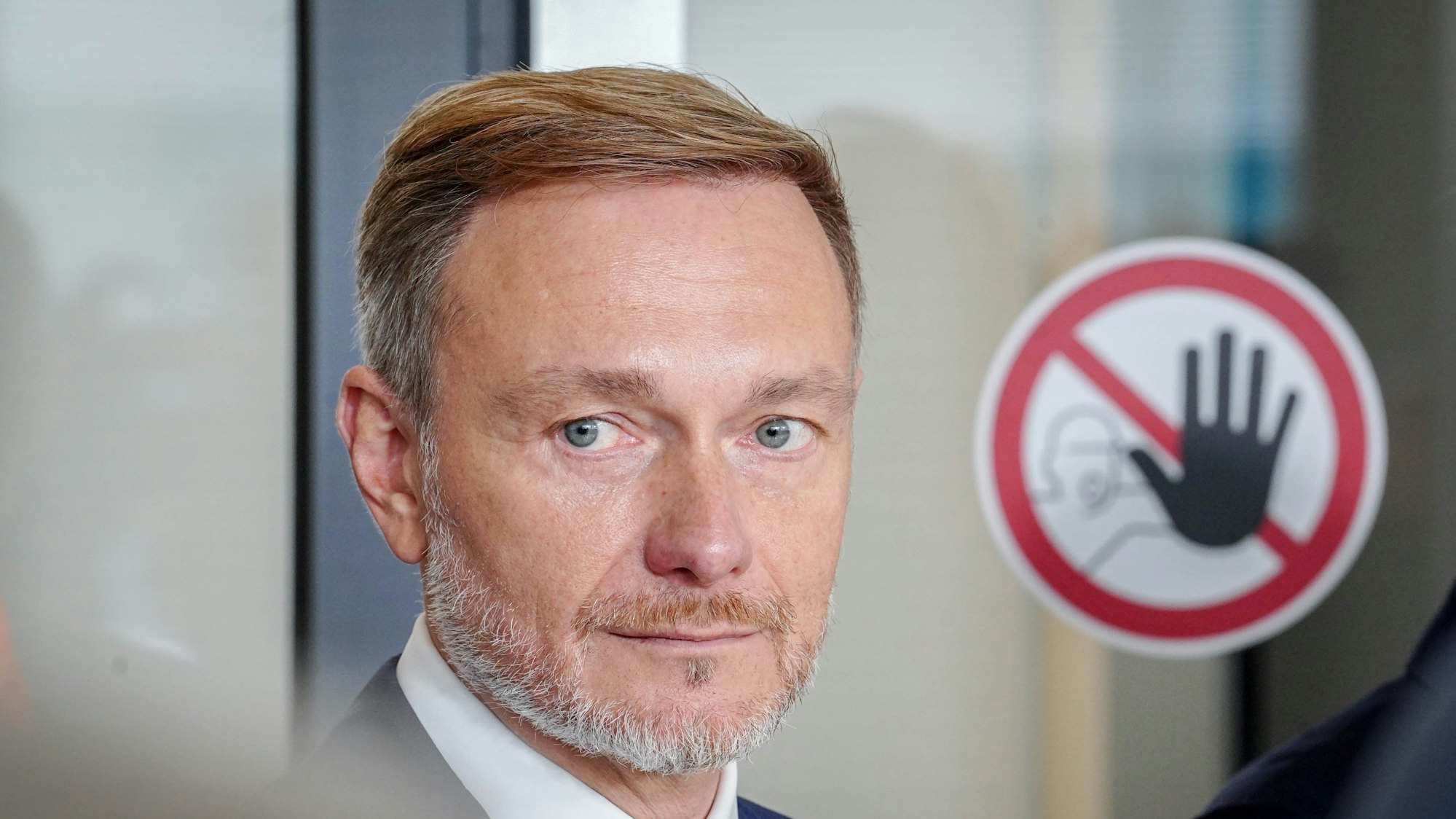 ARCHIV - 29.10.2024, Berlin: Christian Lindner (FDP), Bundesminister der Finanzen und FDP-Parteivorsitzender, steht nach dem Treffen seiner Fraktion mit Wirtschaftsverbänden im Reichstagsgebäude auf der Fraktionsebene des Bundestags neben einem Halte-Hinweisschild. (zu dpa: «Neues Lindner-Papier könnte Diskussion über Ampel anheizen») Foto: Kay Nietfeld/dpa +++ dpa-Bildfunk +++