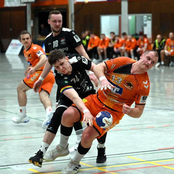 01.11.2024, Handball-Bergische Panther-TuS Opladen
links: Maximilian Schmidt (Opladen)
rechts: Sam Lindemann (Panther)
Foto: Uli Herhaus