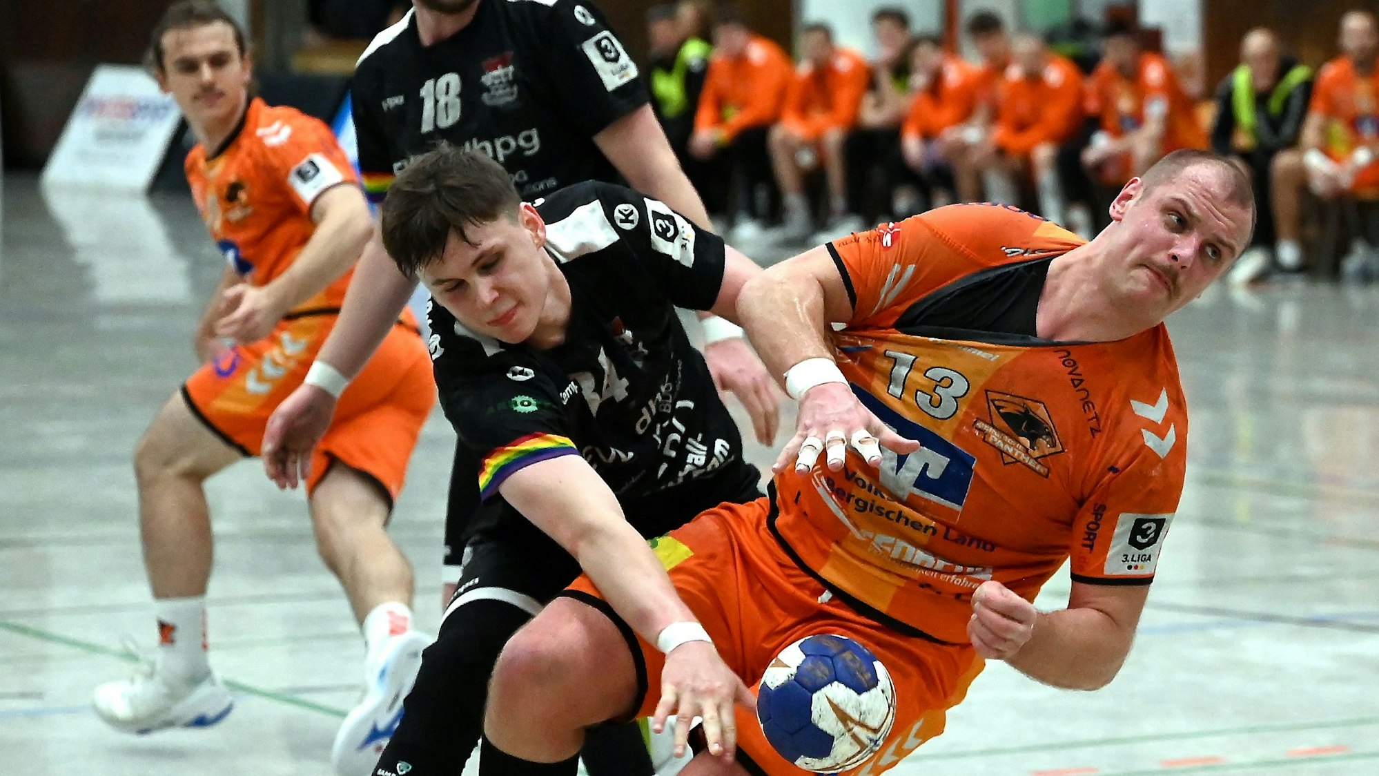 01.11.2024, Handball-Bergische Panther-TuS Opladen
links: Maximilian Schmidt (Opladen)
rechts: Sam Lindemann (Panther)
Foto: Uli Herhaus