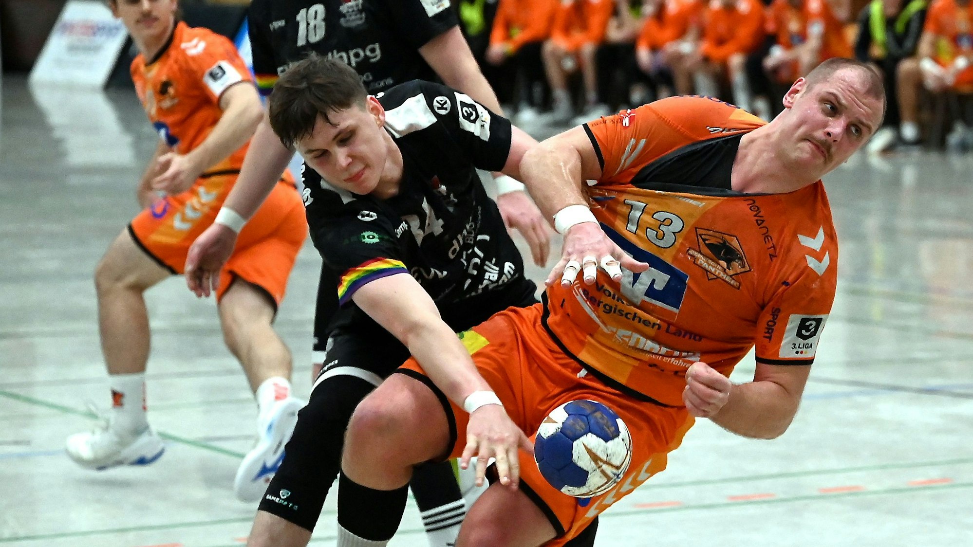 01.11.2024, Handball-Bergische Panther-TuS Opladen
links: Maximilian Schmidt (Opladen)
rechts: Sam Lindemann (Panther)
Foto: Uli Herhaus