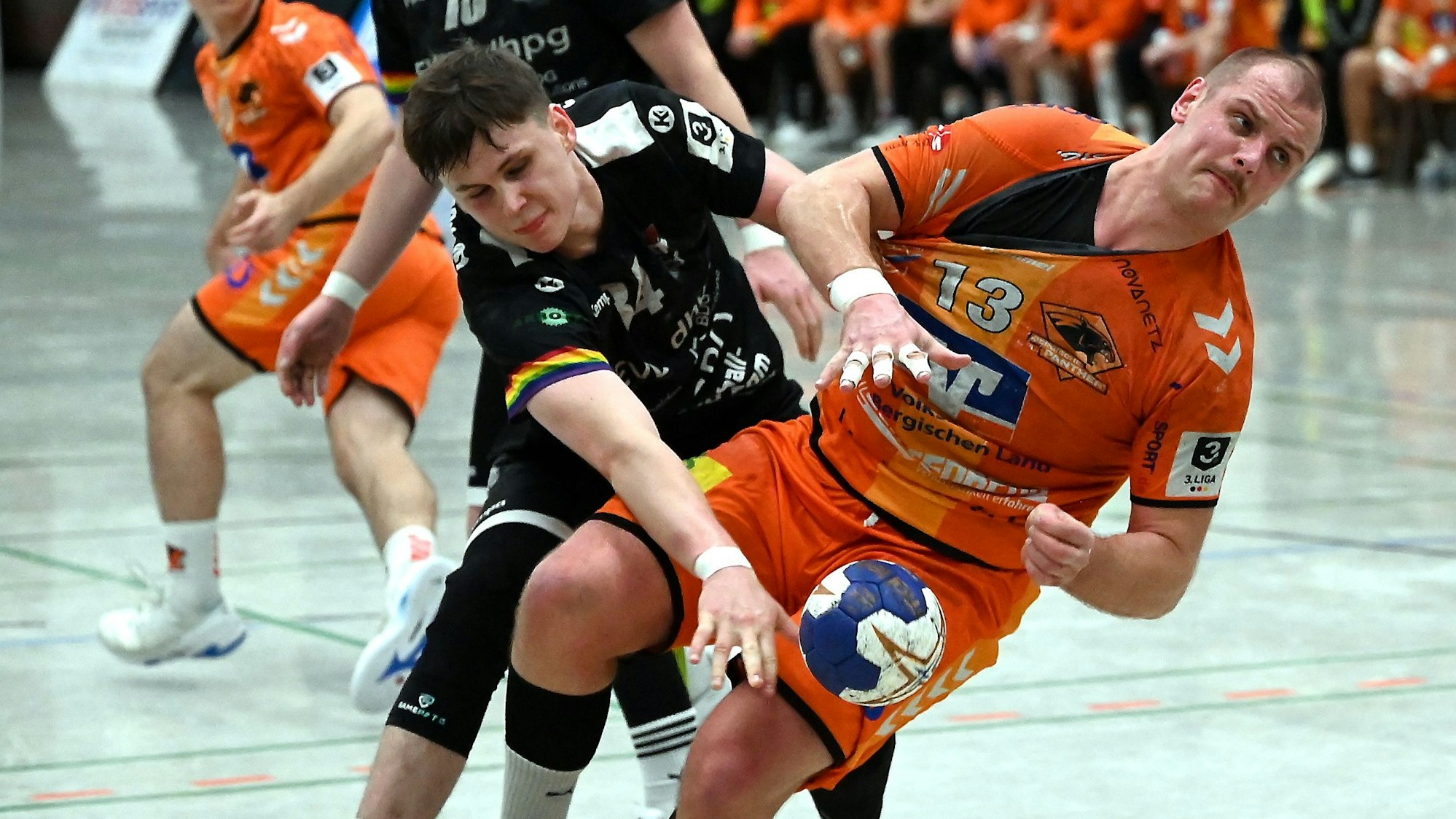 01.11.2024, Handball-Bergische Panther-TuS Opladen
links: Maximilian Schmidt (Opladen)
rechts: Sam Lindemann (Panther)
Foto: Uli Herhaus