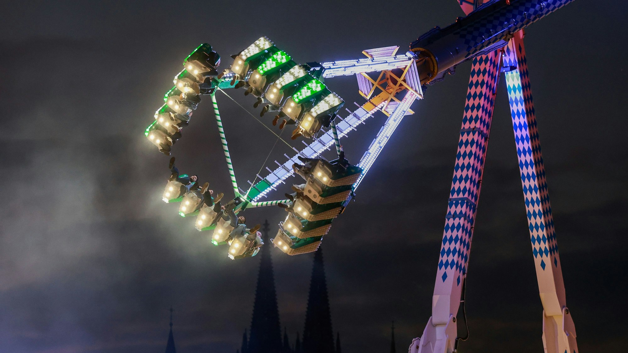 31.10.2024, Köln: Die Herbstkirmes am Deutzer Rheinufer.
Kölner Herbstvolksfest, Deutzer Kirmes.
copyright Michael Bause