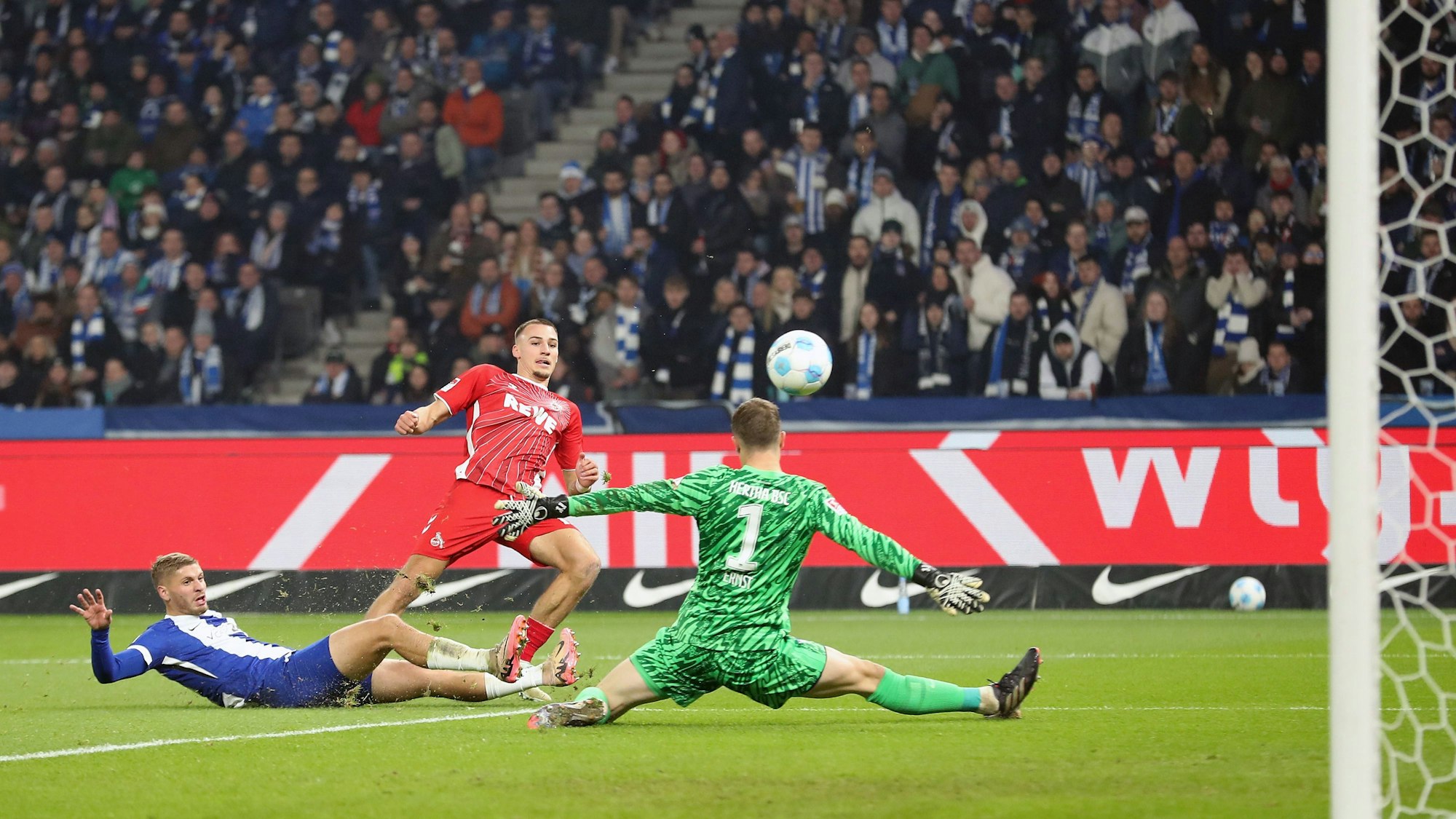 Tim Lemperle trifft zur Führung.