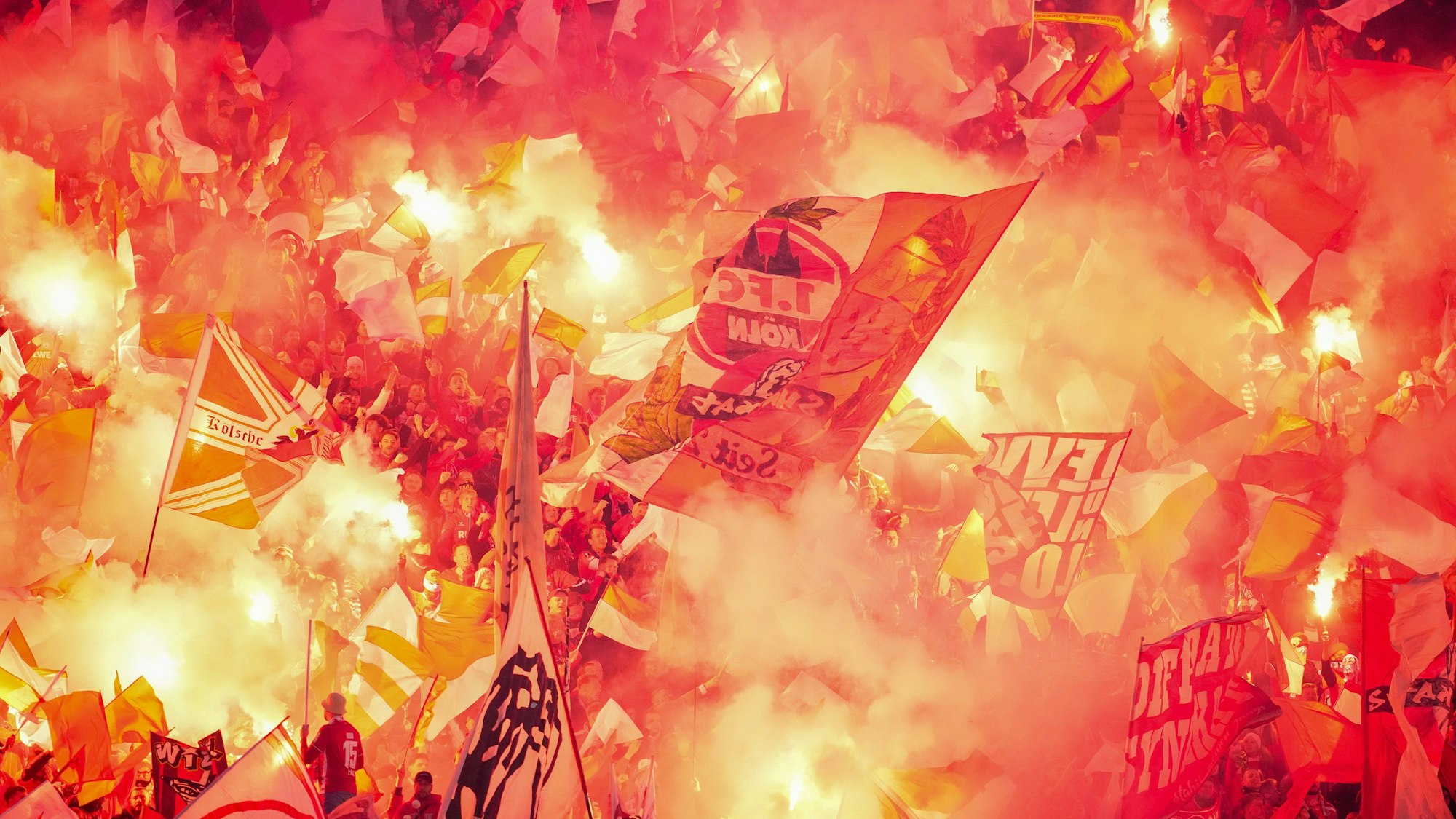 Kölner Fans zünden zum Spielbeginn Pyrotechnik.