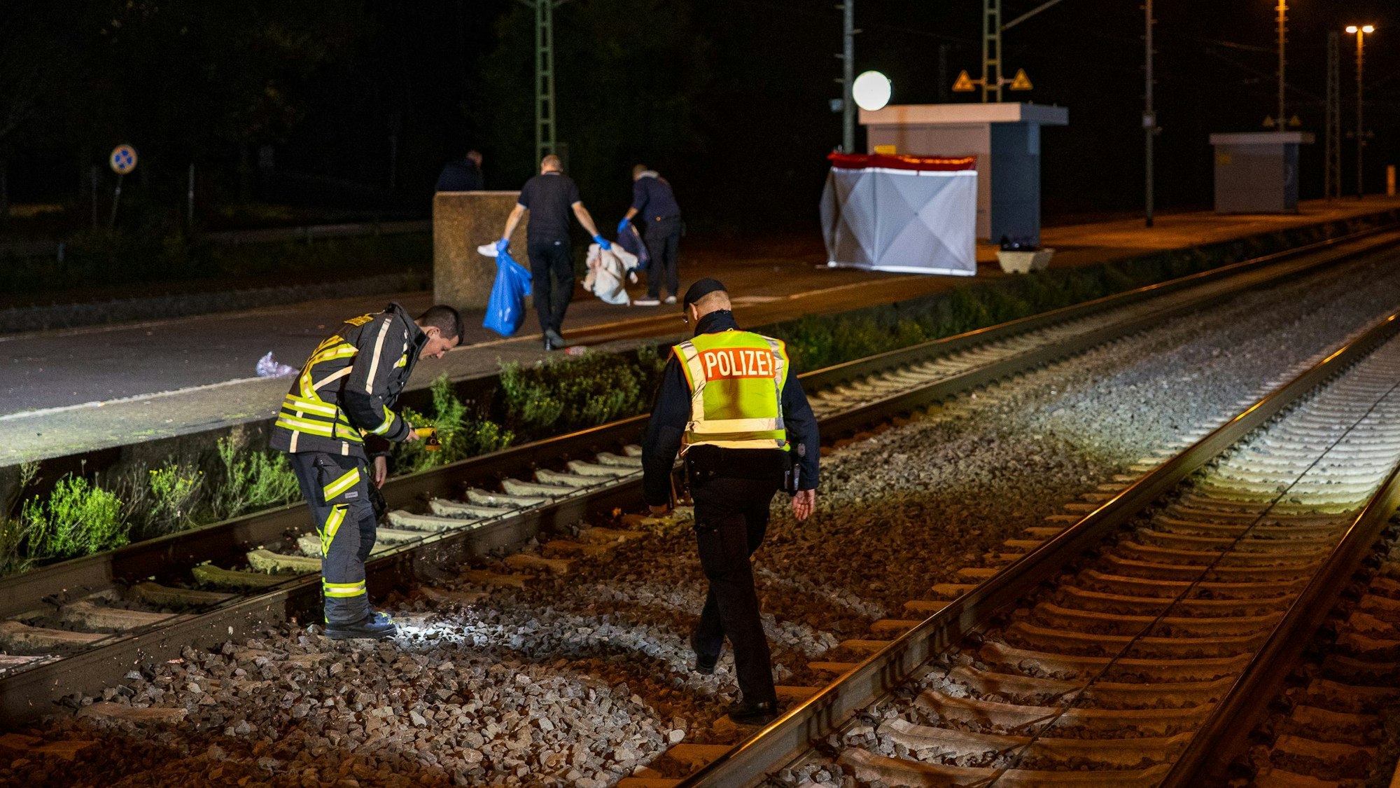 Rettungskräfte arbeiten an der Unfallstelle. Ein Schnellzug hat am Bahnhof in Langenselbold in Hessen zwei Menschen erfasst und tödlich verletzt.