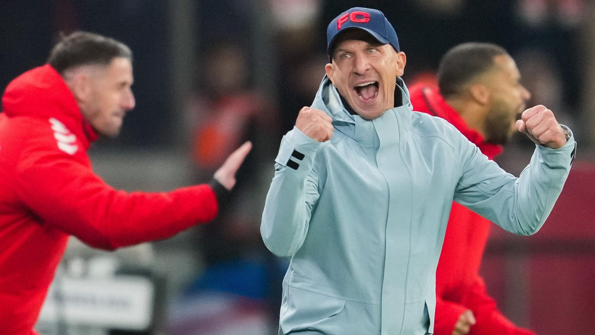 Kölns Trainer Gerhard Struber jubelt nach dem Schlusspfiff über den 1:0-Sieg.