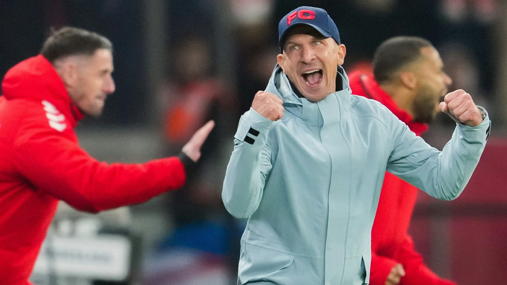 Kölns Trainer Gerhard Struber jubelt nach dem Schlusspfiff über den 1:0-Sieg.