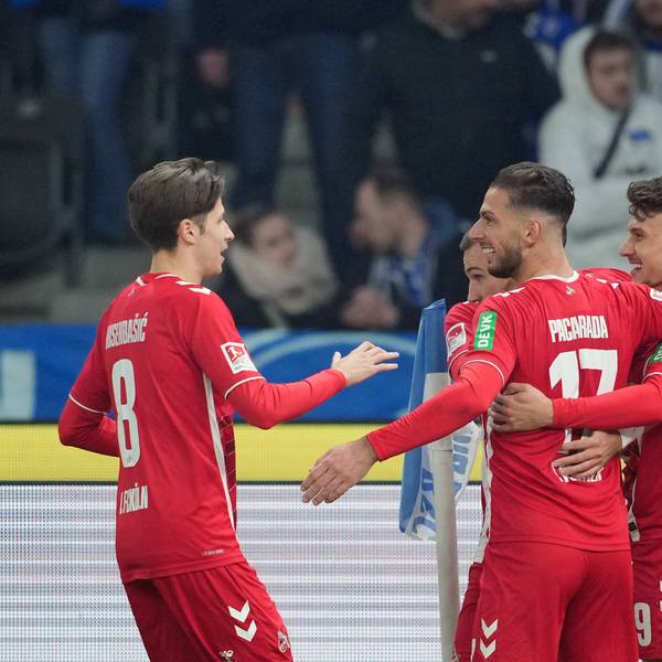 Kölns Spieler bejubeln den Treffer zum 1:0.