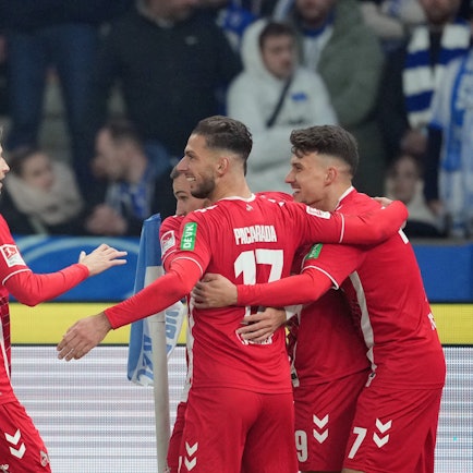 Kölns Spieler bejubeln den Treffer zum 1:0.