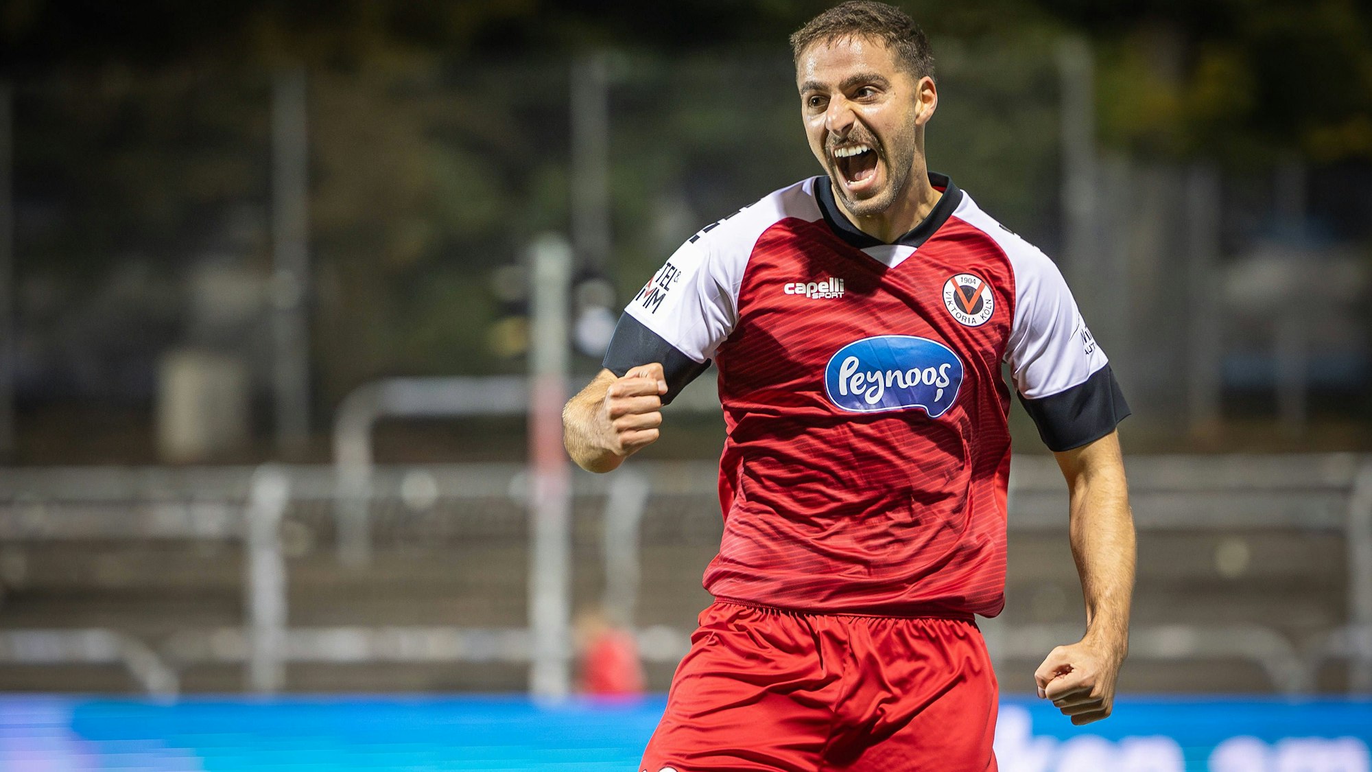 3. Liga: FC Viktoria Köln - VfB Stuttgart II, 01.11.2024 Jubel zum 2:0 in der Nachspielzeit durch Serhat-Semih Güler FC Viktoria Köln, 30 Köln, 1.11.2024, 13. Spieltag der 3. Fußball-Liga, FC Viktoria Köln - VfB Stuttgart II im Sportpark Hoehenberg in Köln. Die DFL-Bestimmungen verbieten die Verwendung von Fotografien als Bildsequenzen und / oder Quasi-Videos. *** 3 Liga FC Viktoria Köln VfB Stuttgart II, 01 11 2024 Cheering for 2 0 in injury time by Serhat Semih Güler FC Viktoria Köln, 30 Köln, 1 11 2024, 13 matchday of the 3 soccer league, FC Viktoria Köln VfB Stuttgart II at Sportpark Hoehenberg in Cologne The DFL regulations prohibit the use of photographs as image sequences and or quasi videos Copyright: xBEAUTIFULxSPORTS/LeahxKohringx