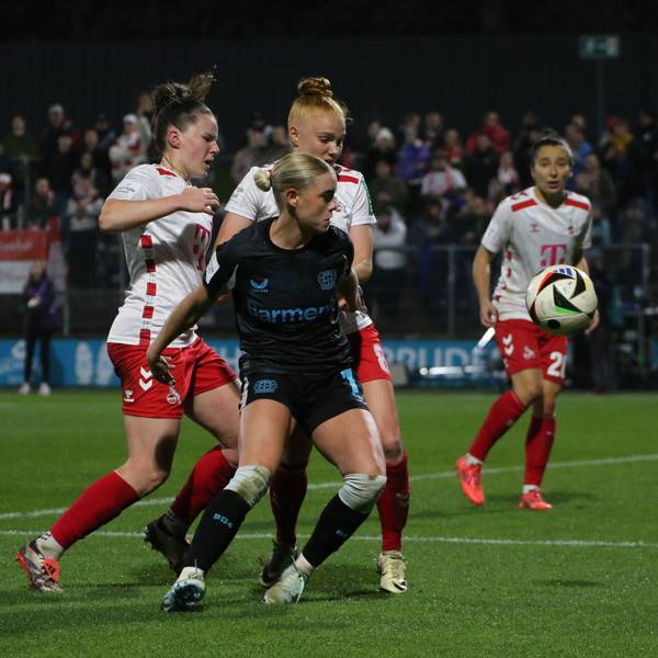 01.11.2024, xgrfx, Fussball Google Pixel Frauen-Bundesliga, 1.FC Köln - Bayer 04 Leverkusen emspor, v.l. Adriana Achcinska, Laura Vogt 1.FC Köln, Cornelia Kramer Bayer Leverkusen DFL/DFB REGULATIONS PROHIBIT ANY USE OF PHOTOGRAPHS as IMAGE SEQUENCES and/or QUASI-VIDEO Köln *** 01 11 2024, xgrfx, Soccer Google Pixel Women Bundesliga, 1 FC Köln Bayer 04 Leverkusen emspor, v l Adriana Achcinska, Laura Vogt 1 FC Köln , Cornelia Kramer Bayer Leverkusen DFL DFB REGULATIONS PROHIBIT ANY USE OF PHOTOGRAPHS as IMAGE SEQUENCES and or QUASI VIDEO Köln