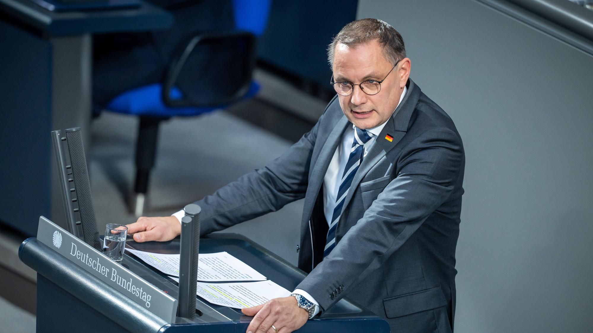 16.10.2024, Berlin: Tino Chrupalla, AfD-Bundesvorsitzender und Fraktionsvorsitzender der AfD, spricht nach einer Regierungserklärung von Kanzler Scholz zum EU-Gipfel im Bundestag. Foto: Michael Kappeler/dpa +++ dpa-Bildfunk +++