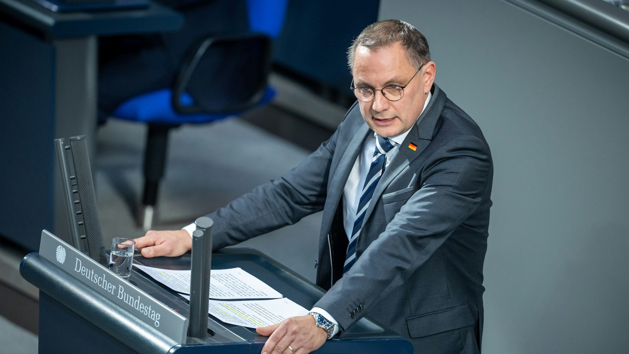 16.10.2024, Berlin: Tino Chrupalla, AfD-Bundesvorsitzender und Fraktionsvorsitzender der AfD, spricht nach einer Regierungserklärung von Kanzler Scholz zum EU-Gipfel im Bundestag. Foto: Michael Kappeler/dpa +++ dpa-Bildfunk +++