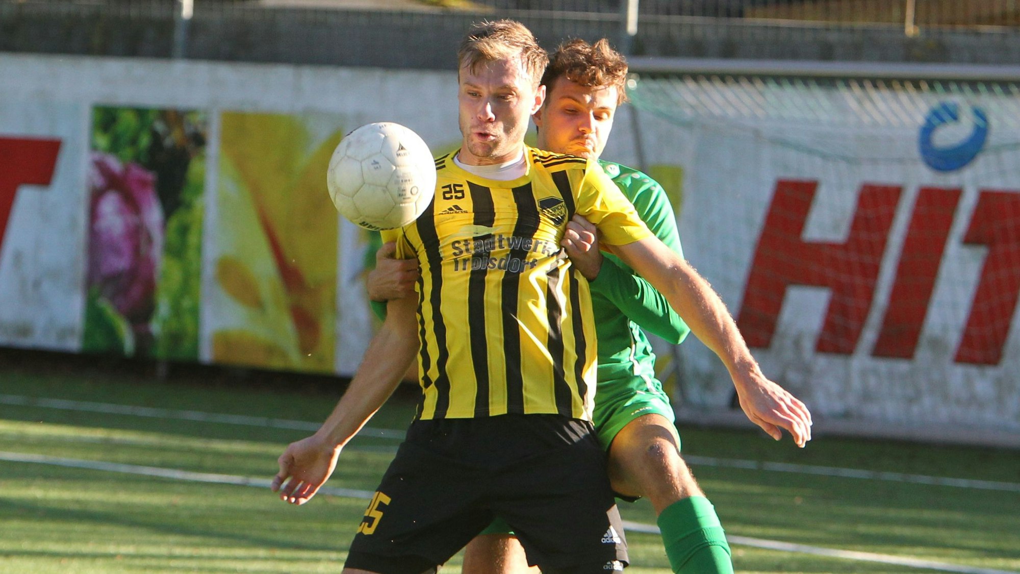 Spichs Fabian Welt (vorne) im Duell mit Bad Honnefs Innenverteidiger Eladan Islamovic.