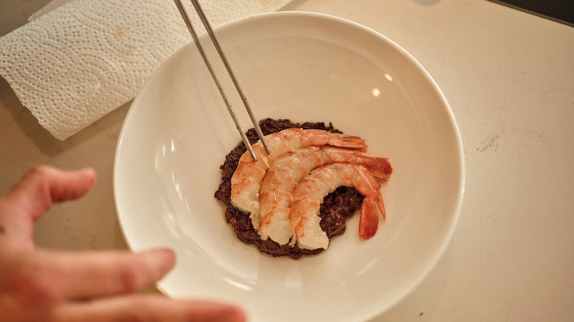 Pro Teller drei Garnelen darauf anrichten und die Apfel-Zwiebel-Mischung darüber geben.