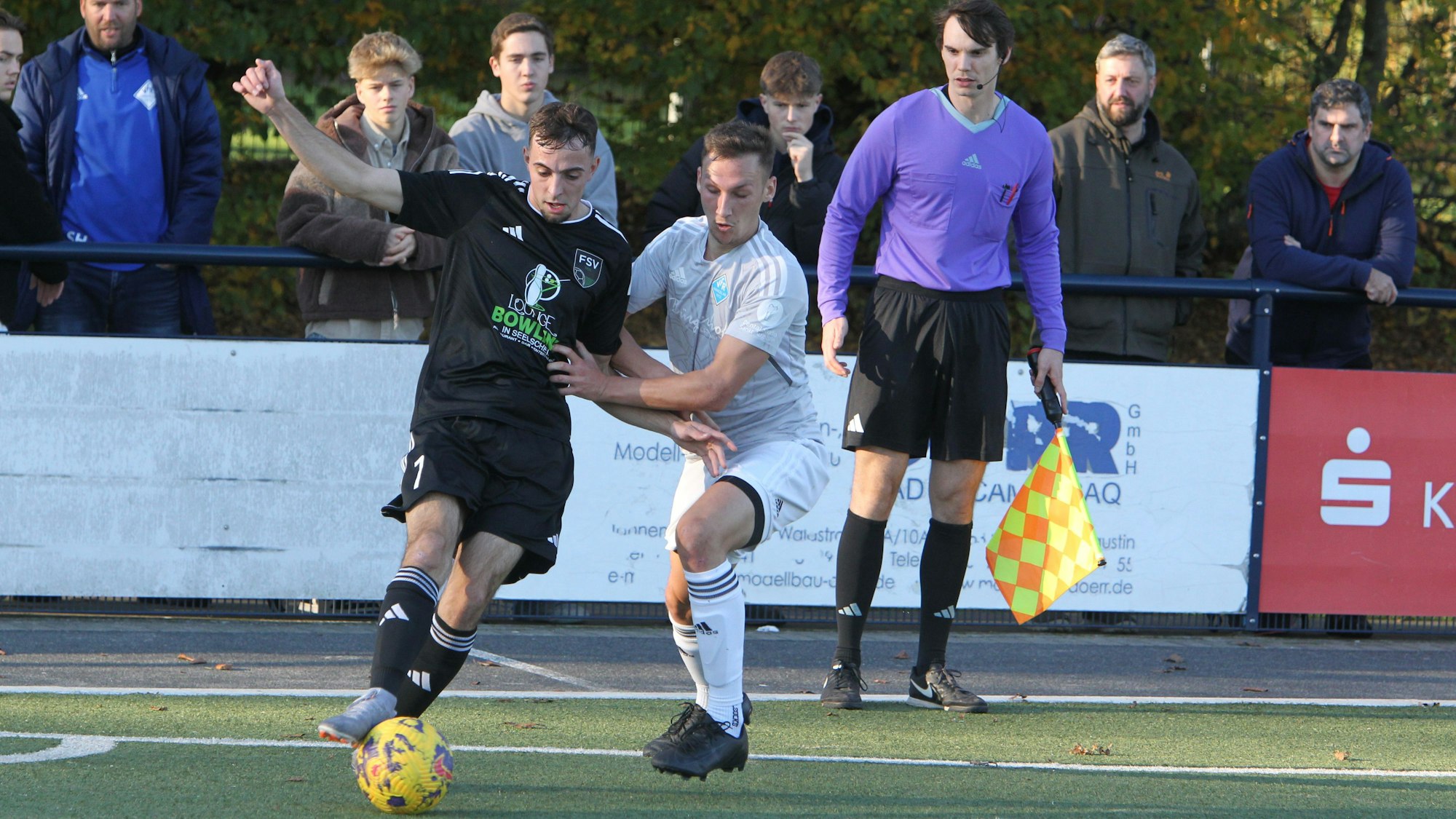 FSV-Akteur Tim Lorbach (links) verteidigt den Ball gegen Leon Strehl.