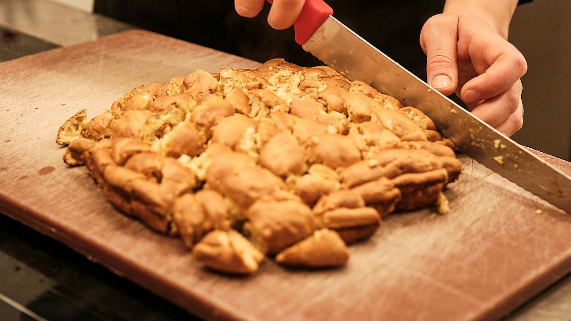 Schmarrn-Stückchen auf sechs Schalen verteilen.