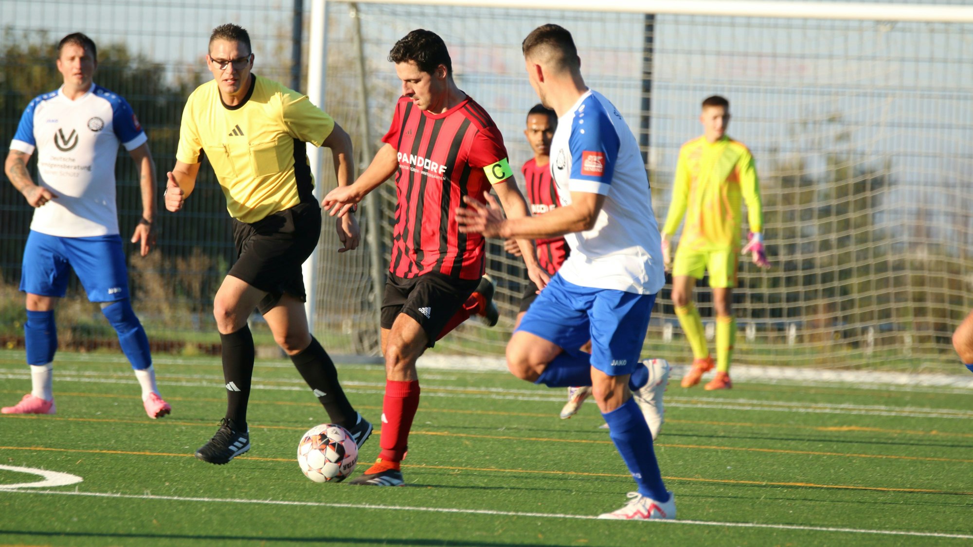 Das Bild zeigt Rene Wannenmacher, der im Mittelfeld den Ball vor sich hertreibt.