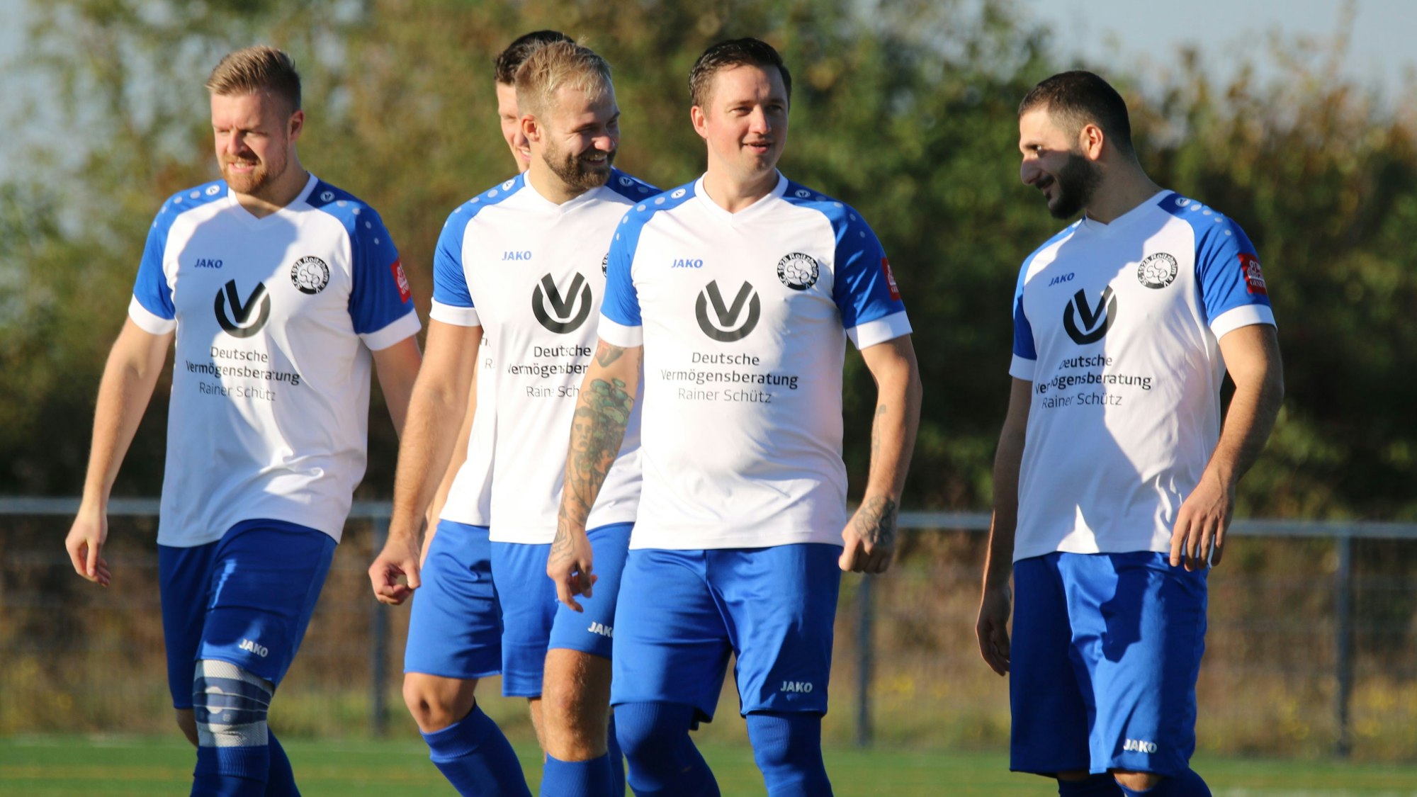 Das Bild zeigt fünf Roitzheimer Fußballer nach einem Tor.