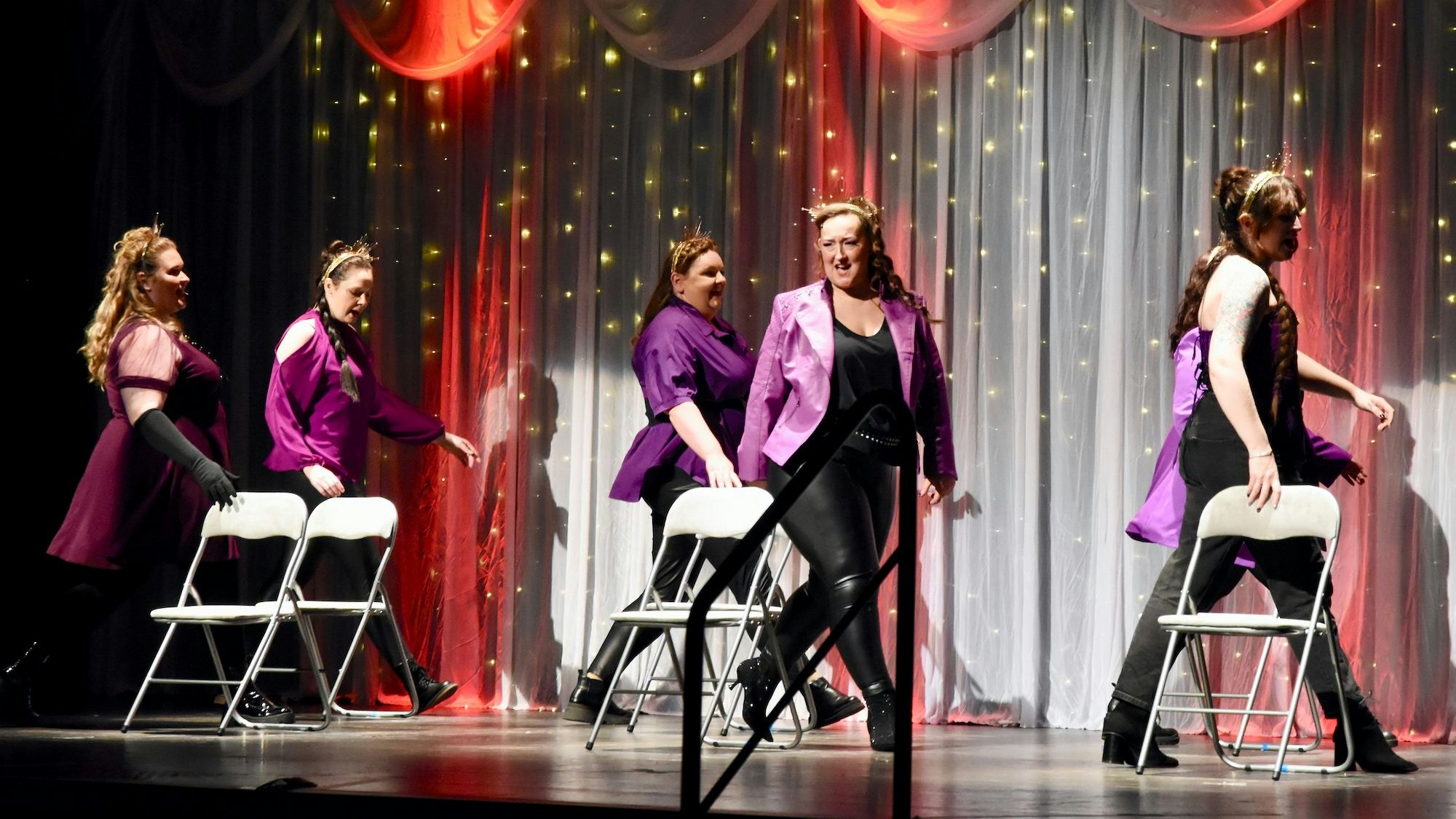 Gastspiel der Banbury Operatic Society in der Hennefer Halle Meiersheide: Vier Frauen laufen um Stühle herum.