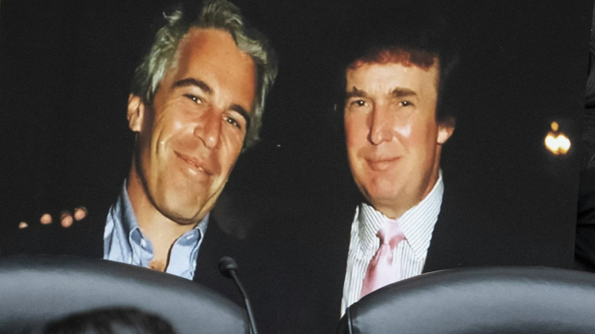 Eine alte Aufnahme zeigt den Sexualstraftäter Jeffrey Epstein zusammen mit Donald Trump. (Archivbild)