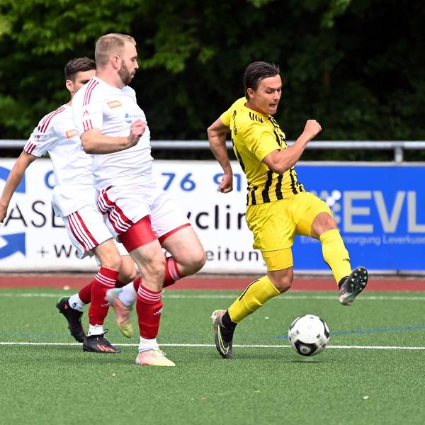 30.07.2023, Fussballk-SV Schlebusch-RW Ahrem
rechts: Justin Prensena (Schlebusch)
Foto: Uli Herhaus