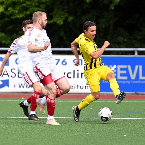 30.07.2023, Fussballk-SV Schlebusch-RW Ahrem
rechts: Justin Prensena (Schlebusch)
Foto: Uli Herhaus