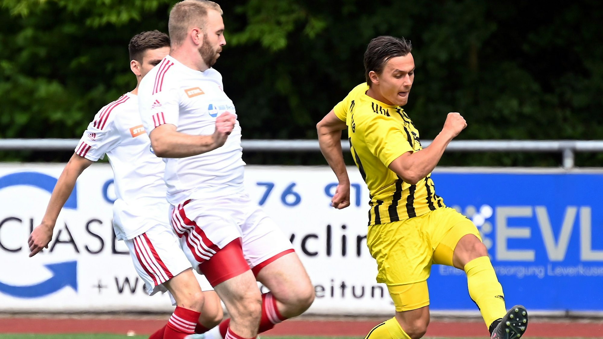 30.07.2023, Fussballk-SV Schlebusch-RW Ahrem
rechts: Justin Prensena (Schlebusch)
Foto: Uli Herhaus