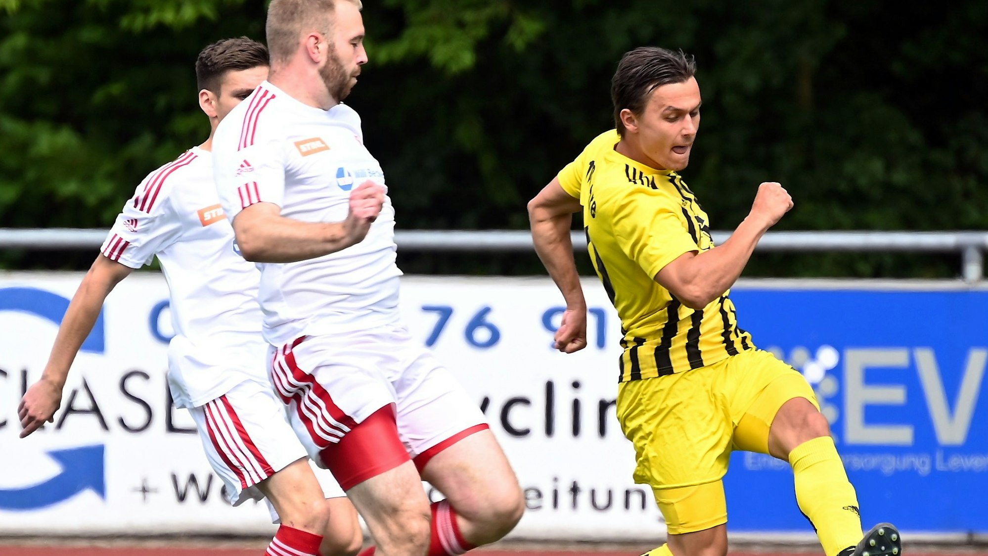 30.07.2023, Fussballk-SV Schlebusch-RW Ahrem
rechts: Justin Prensena (Schlebusch)
Foto: Uli Herhaus