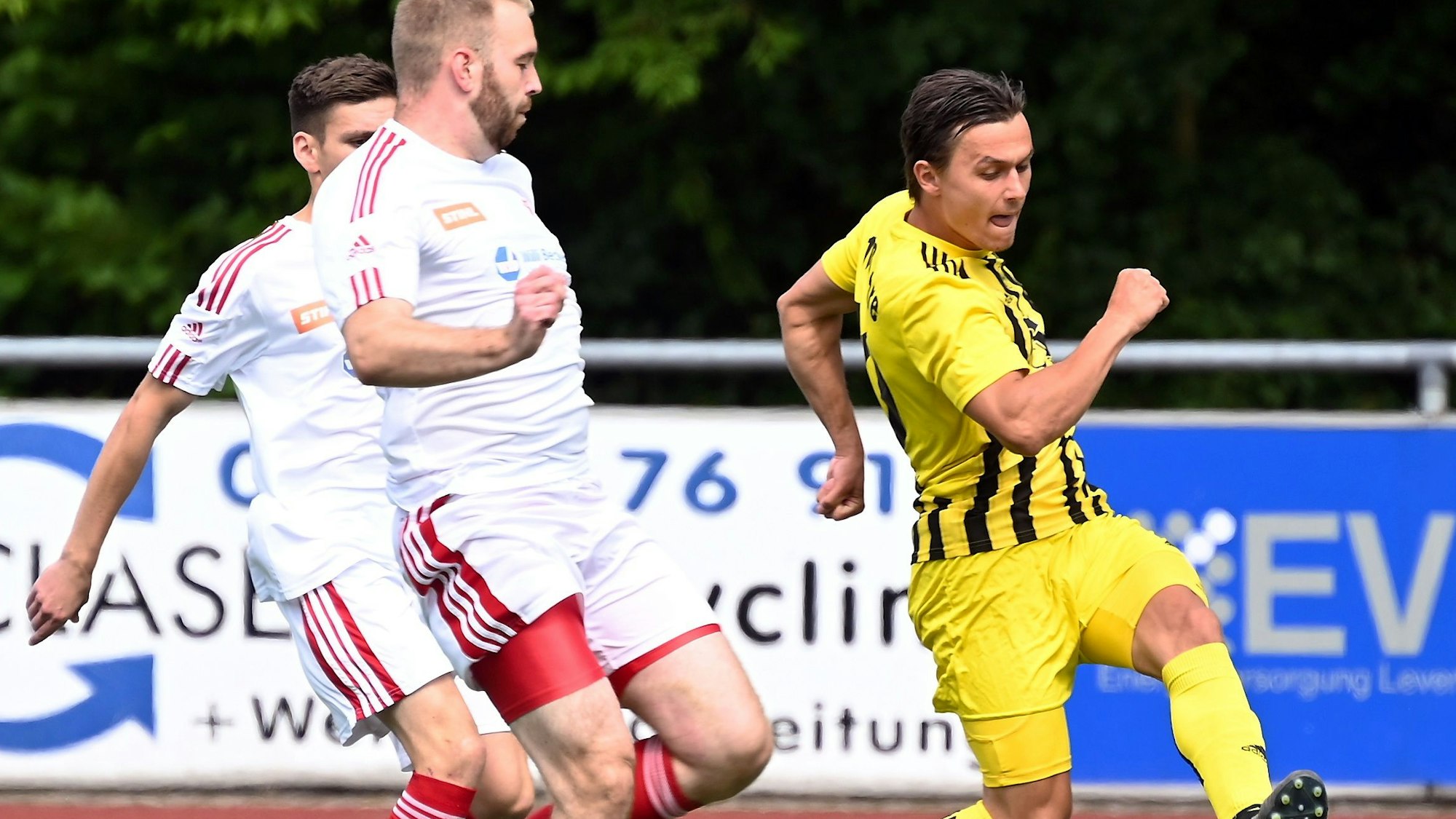 30.07.2023, Fussballk-SV Schlebusch-RW Ahrem
rechts: Justin Prensena (Schlebusch)
Foto: Uli Herhaus