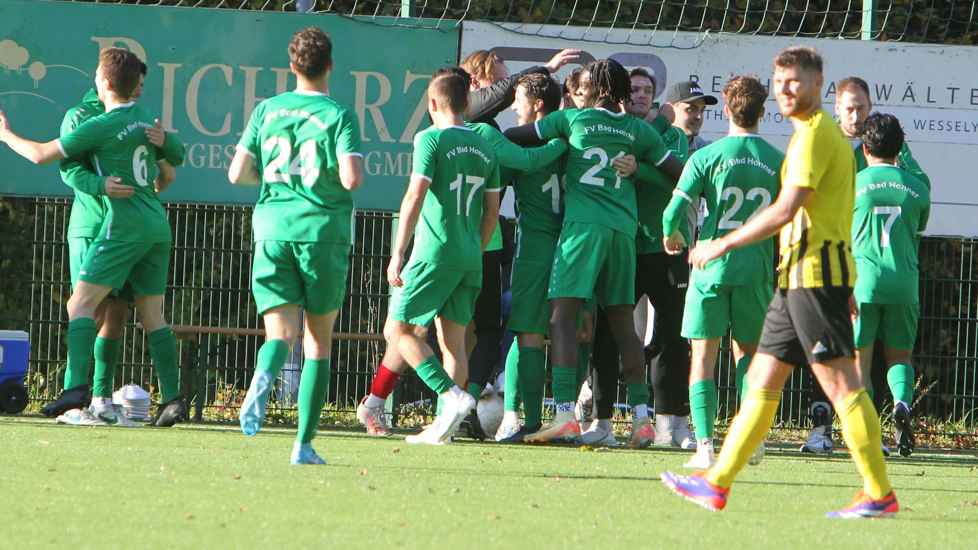 Doppeltorschütze Nicolas Schwarz hat soeben das 1:0 erzielt und jubelt mit der Bank.