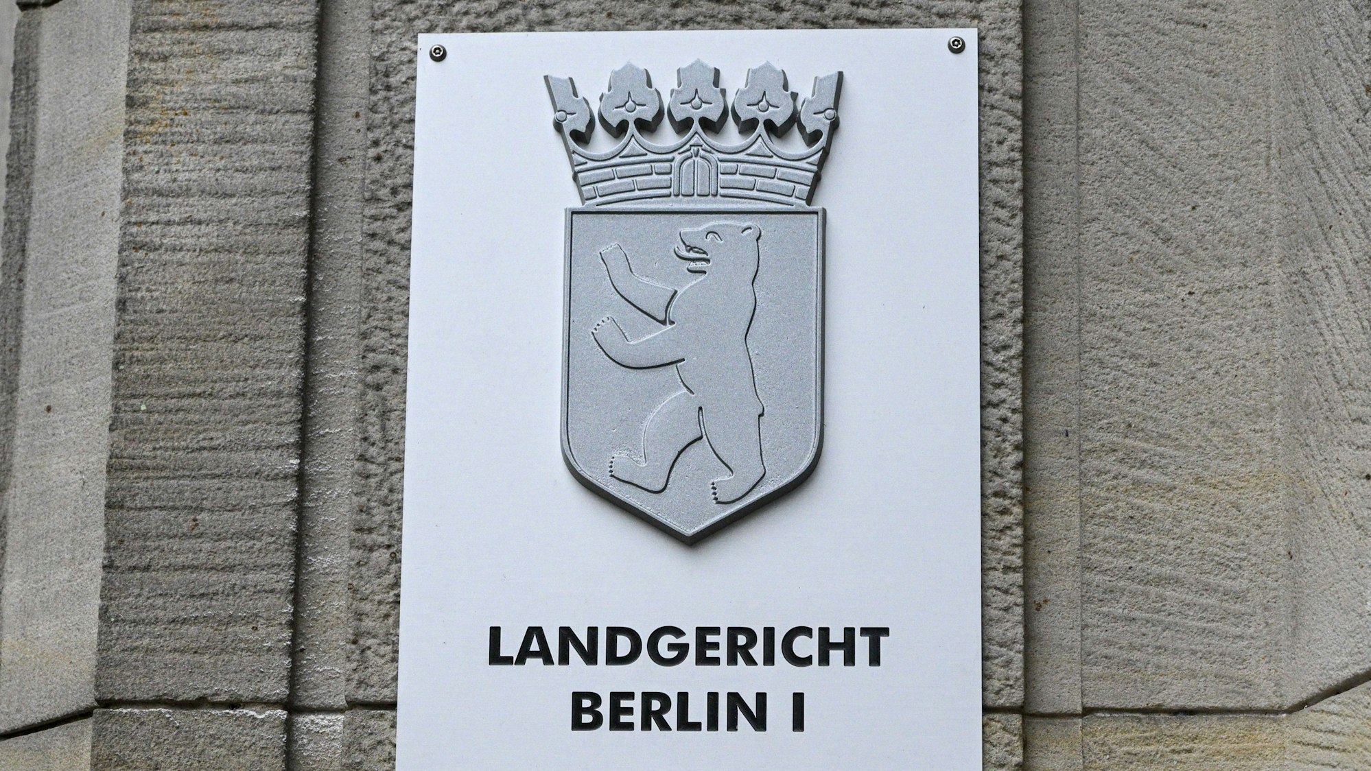 ARCHIV - 03.06.2024, Berlin: Ein Schild weist auf das Landgericht Berlin an der Fassade zum Kriminalgericht Moabit in der Turmstraße hin. (zu dpa: «Kind in Katzenbox aus Fenster geworfen: Mutter vor Gericht») Foto: Jens Kalaene/dpa +++ dpa-Bildfunk +++