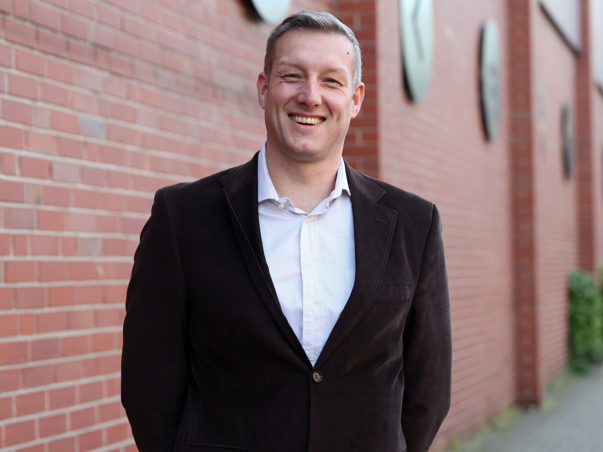 Mario Binder bei der Preisverleihung „Die Besten 2024“, bei der verschiedene Berufsverbände Gastronomen, Händler und Handwerker der Stadt auszeichnen.