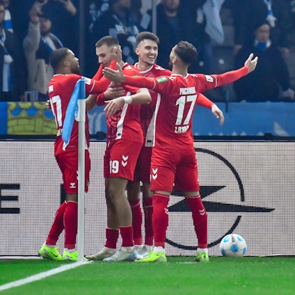 Tim Lemperle hat zum 1:0 getroffen, seine Kollegen Maina, Ljubicic und Pacarada (v.l.) feiern mit dem Stürmer vor dem Block mit den Hertha-Fans im Olympiastadion.