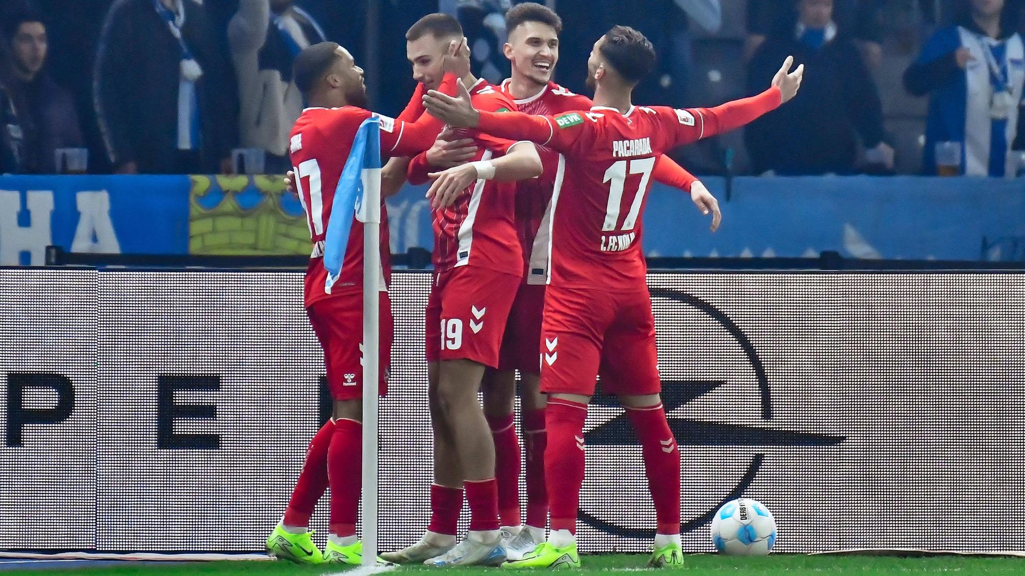 Tim Lemperle hat zum 1:0 getroffen, seine Kollegen Maina, Ljubicic und Pacarada (v.l.) feiern mit dem Stürmer vor dem Block mit den Hertha-Fans im Olympiastadion.