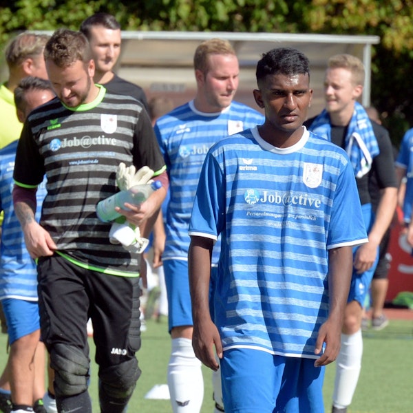 Fußball SV Schlebusch II - Bergfried Leverkusen  vorne: Kevin Sivakumar (Bergfried)  Foto: Uli Herhaus