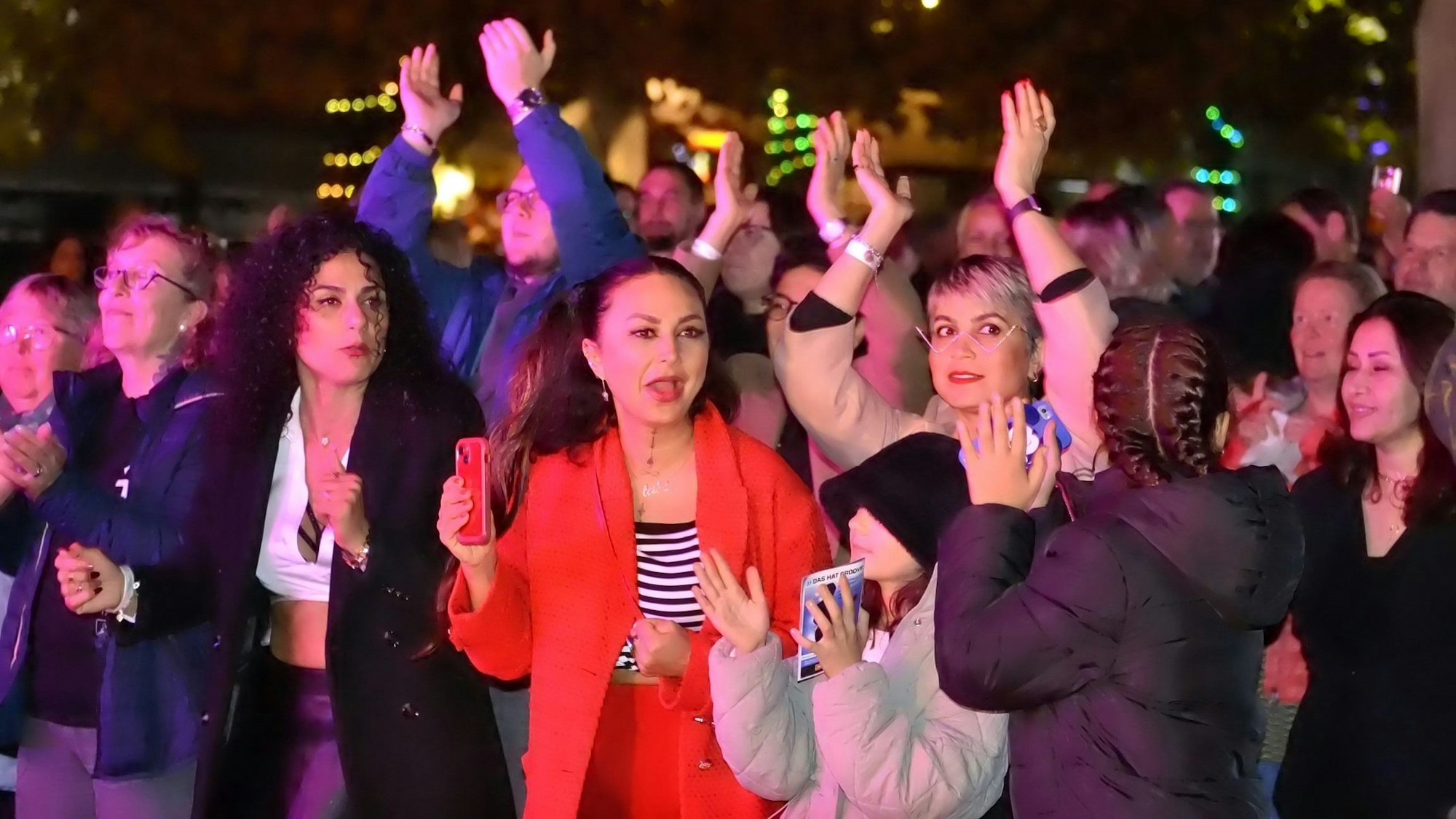 Personen in einer Menge klatschen mit den Händen.