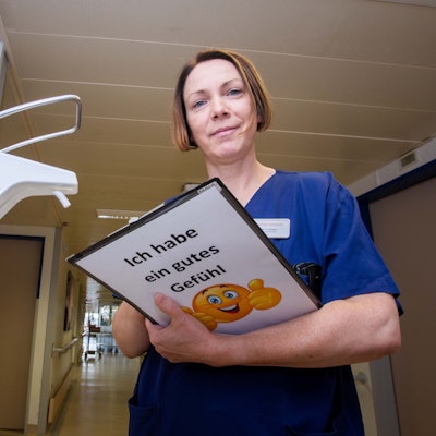 Katja Prystaw kontrolliert bei einer Begehung mit motivierendem Klemmbrett die Hygienemaßnahmen auf einer Station, während