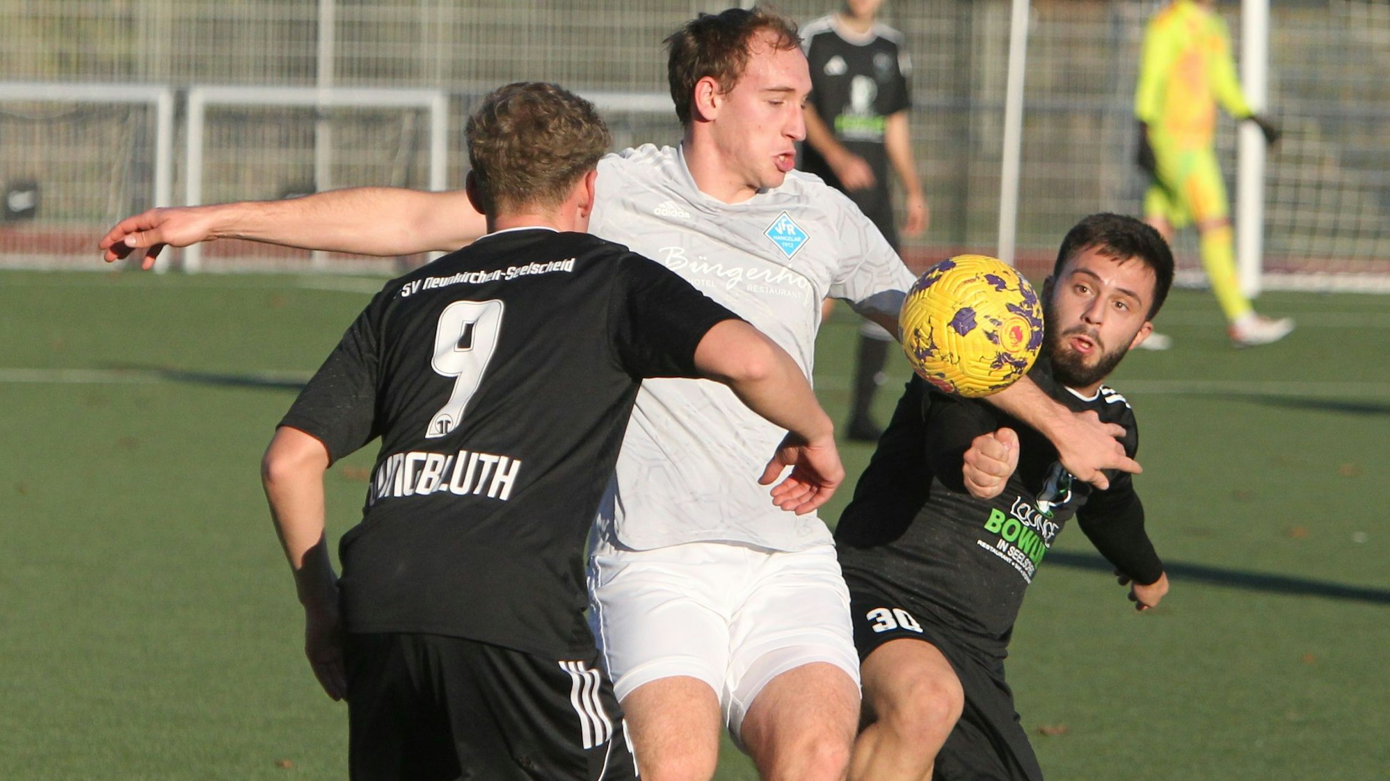Hangelars Lars Radzey (links) im Duell mit Neunkirchens gegen Berkay Cubukcu.