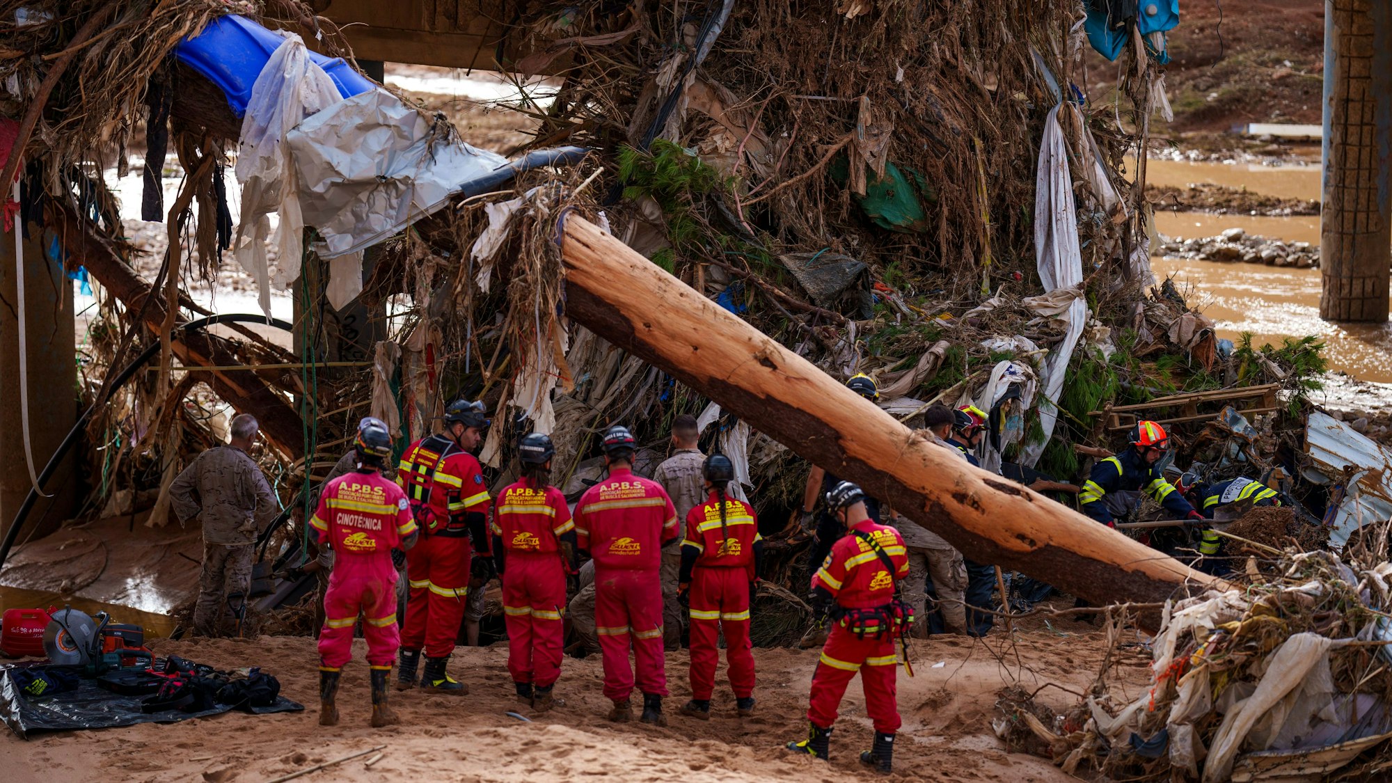 02.11.2024, Spanien, Valencia: Einsatzkräfte arbeiten in einem von Überschwemmungen betroffenen Gebiet in Valencia nach dem schweren Unwetter am späten Dienstag und frühen Mittwoch. Dabei kamen Hunderte ums Leben, viele Menschen werden noch vermisst. Foto: Manu Fernandez/AP/dpa +++ dpa-Bildfunk +++