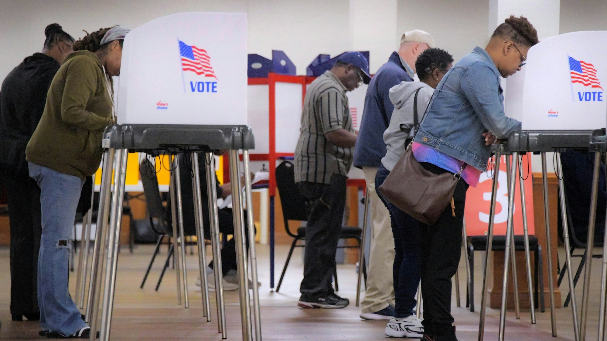 Einwohner geben ihre Stimmen während der vorgezogenen Stimmabgabe in der Mount Pleasant Ministries in der Nähe von Parkville ab. (Symbolbild)