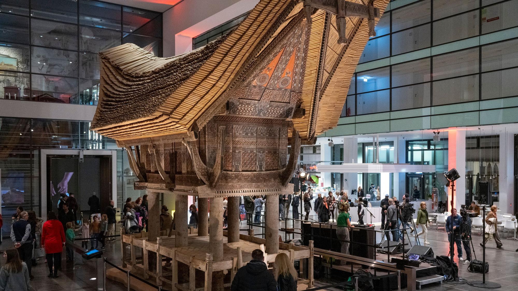 02.11.2024, Köln: Josef-Haubrich-Kunsthalle. Museumsnacht Köln 2024. Insgesamt 52 beteiligte Museen und Kunstorte können mit einem Ticket besucht werden. Selbst nach Mitternacht gibt es noch Führungen und Lesungen. Foto: Uwe Weiser