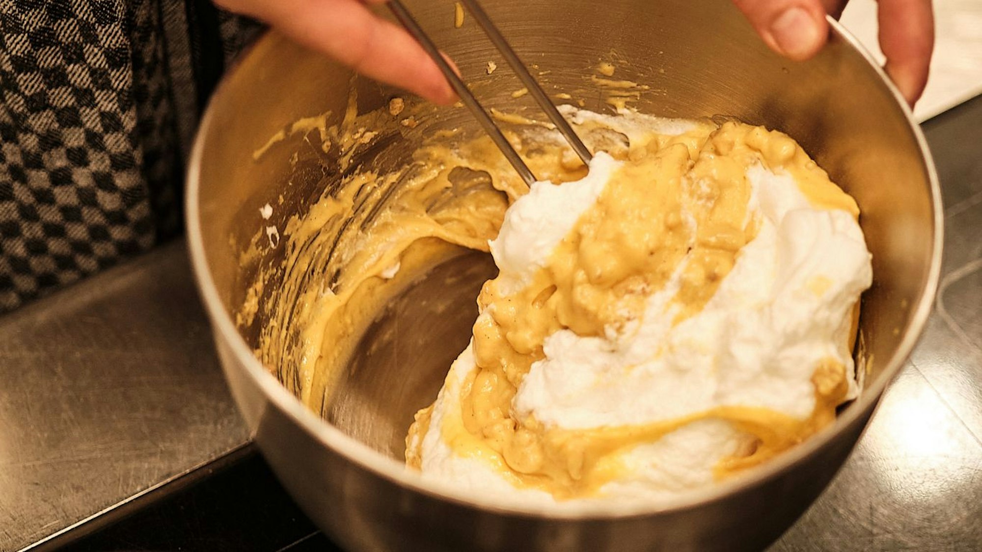Eischnee und gehackte karamellisierte Walnüsse unter Eigelbmasse heben und beiseitestellen.