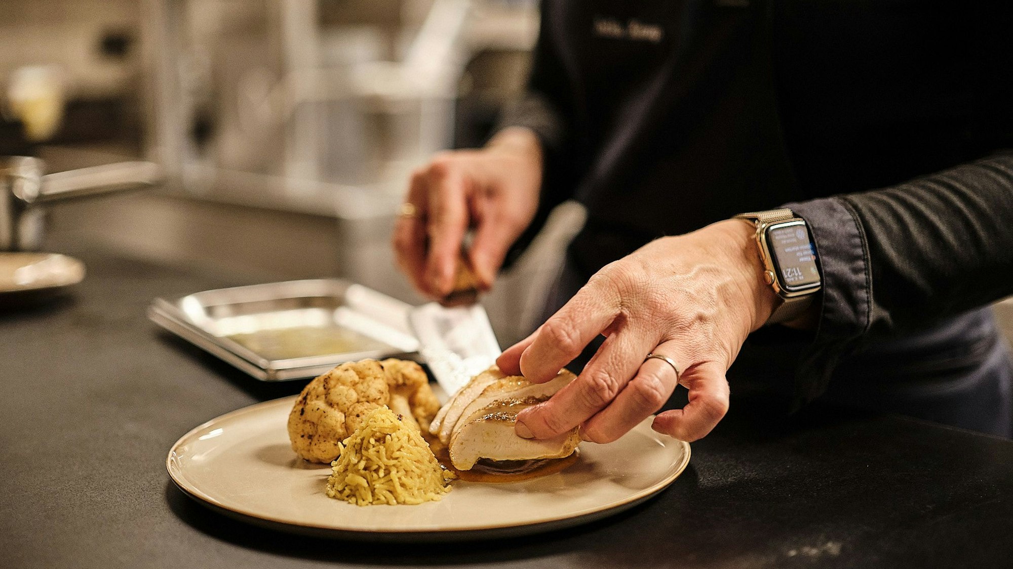 Julia Komp beim Anrichten des Hauptgerichts