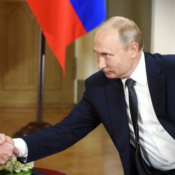 Donald Trump zusammen mit Wladimir Putin. Die USA werfen Russland erneut Einflussnahme auf die US-Wahlen vor. Der Ton aus Russland wird unterdessen so rau wie nie. (Archivbild)