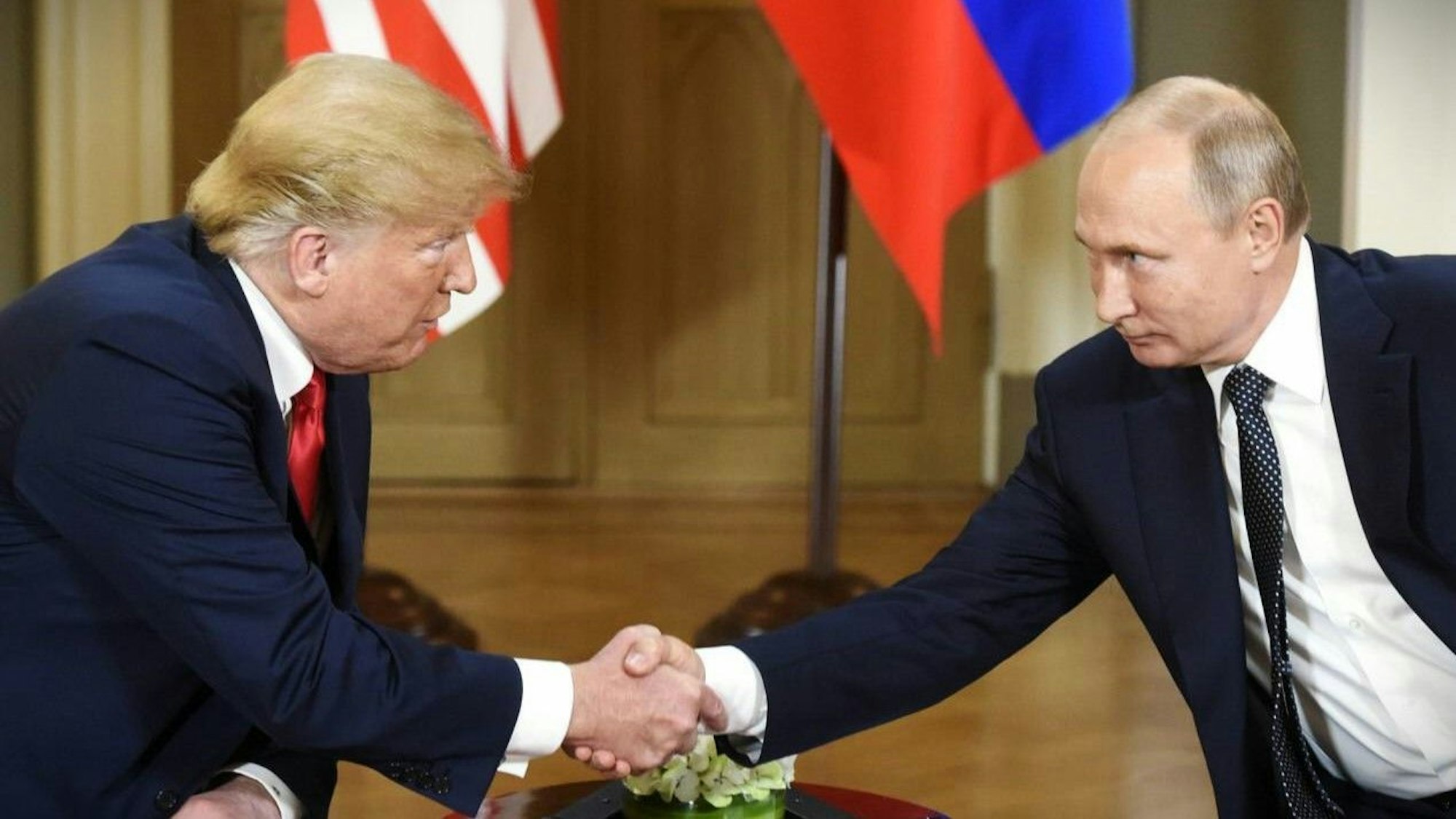 US-Präsident Donald Trump und Kremlchef Wladimir Putin 2018 in Helsinki. Die beiden Staatschefs wollen am Montag telefonieren. (Archivbild)